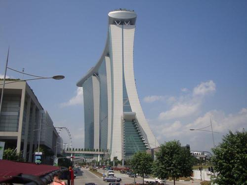 Вляво шопинг центъра на МБС, вдясно МБС, в дъното Singapore Flyer