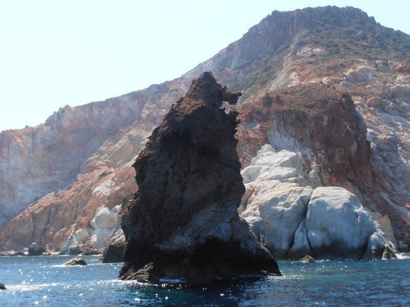 the-bear-rock-Milos-island.jpg