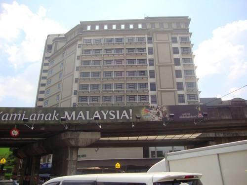 Станция Kuala Lumpur  пред хотела ни