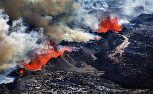 holuhraun_-_lava_center.jpg