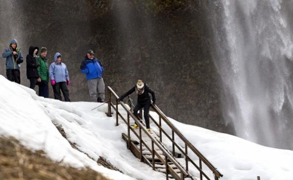 seljalandsfoss_winter_and_ice_pjetur.jpg