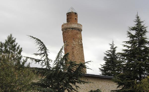 645x400-11th-century-minaret-in-eastern-turkey-out-leans-tower-of-pisa-1477925720409.jpg