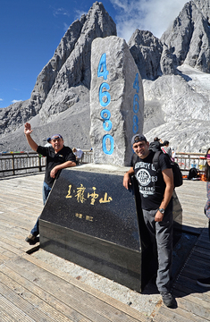 Snow Jade Dragon Mountain, Shanzidou (5,596 м) е планински масив (също се определя като малка планинска верига) в близост до Lijiang, в Юнан провинция, Югозападен Китай. Известена също като Mount Yulong на китайски или Mount Satseto сред Накси народа. Най