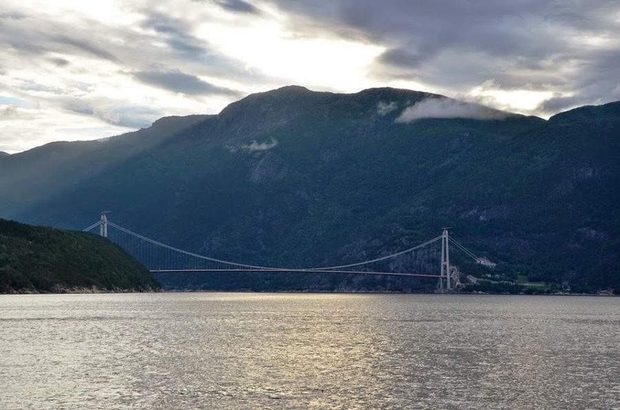 Eidfjorden bridge_2.jpg