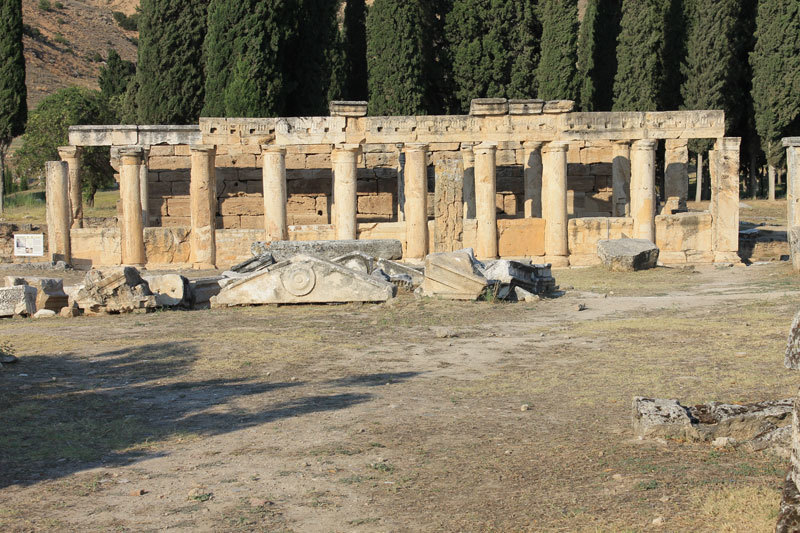 hierapolis-latrines-derriere-les-colonnes-.jpg.bda9c3804074c5bc38b16d039adb87ae.jpg