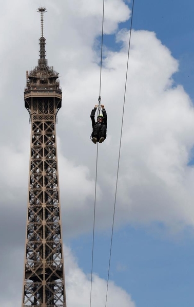 you-can-now-zip-line-off-the-eiffel-tower-and-it-looks-terrifying__454320_.jpg
