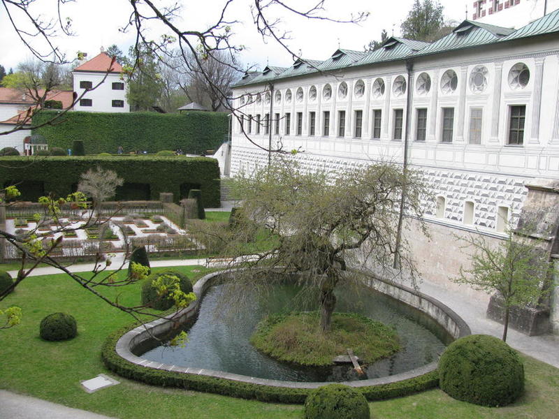 Schloss Ambras Garden 2.jpg