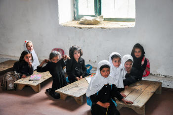 Училището в село Санург, Афганистан