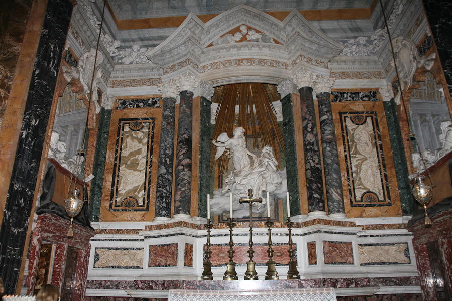 Santa_Maria_della_Vittoria_-_1.jpg.84c8b4ed80e1d08813b4320a7c3fba8c.jpg