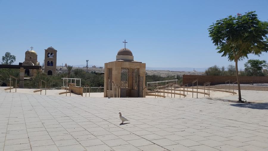 Гълъб на мястото за кръщения при река Йордан