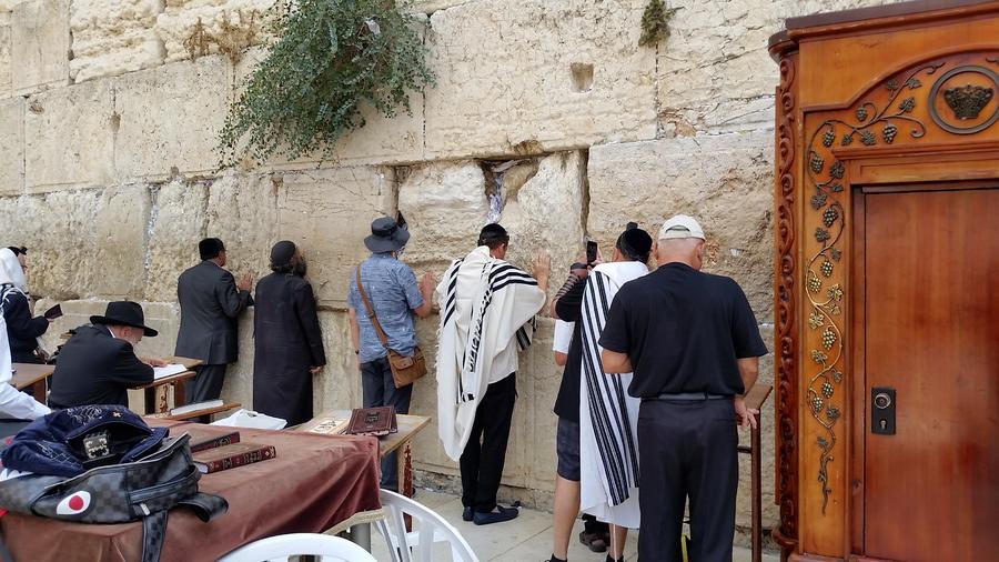 Йерусалим- молещи се евреи на Стената на плача