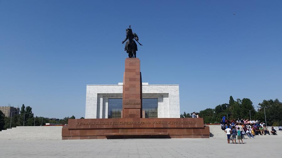 Монумента на Манас в центъра на Бишкек