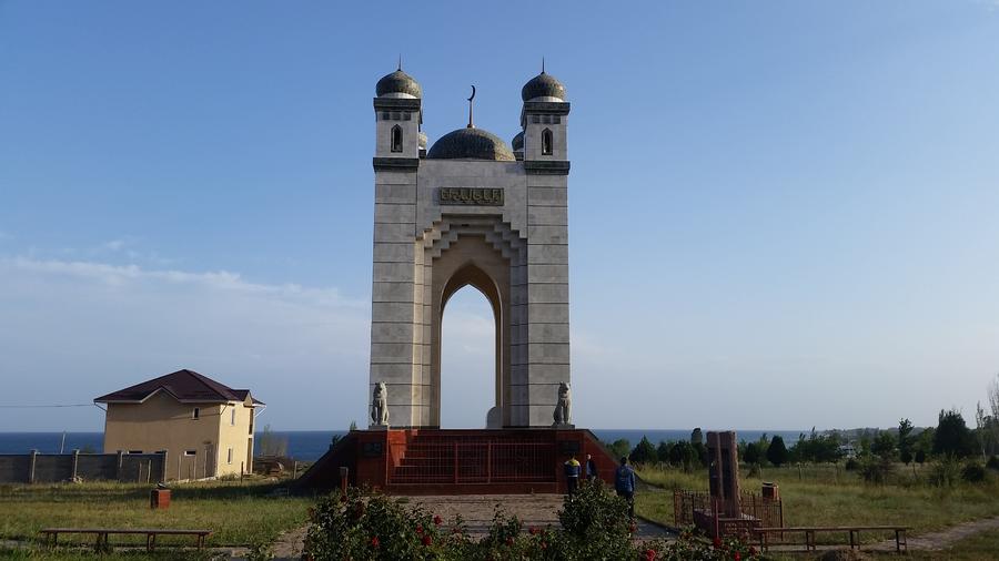 Чолпон Ата- мюсюлмански монумент на брега на Иссък Кул