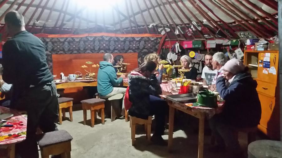 Юртовия лагер Сабърбек, Таш Рабат- вечеря в юртата