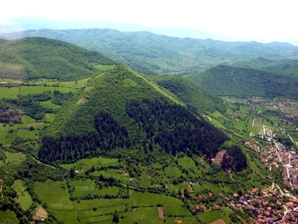 bosna_pyramid-of-the-sun_1jpg.jpg.45bd7090f8798bfa3ce8d597cd47c93f.jpg