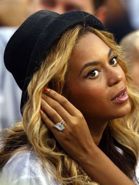 Beyonce-shows-off-her-massive-engagement-ring-given-to-her-by-Jay-Z.jpg.79d40a8a98bdb530282ce8f4c3587924.jpg
