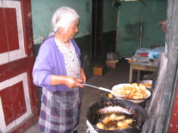 0957 - Възрастна жена приготвя храна.jpg