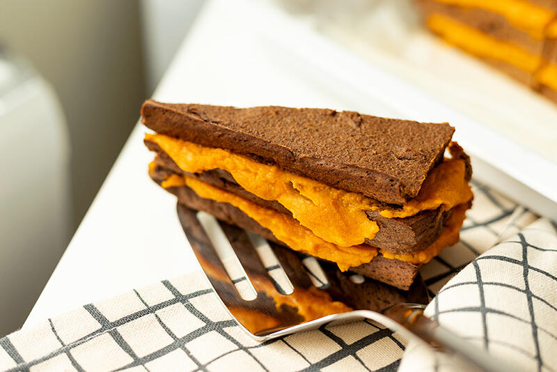 pumpkincakecut.jpg.a5a2faf40c5f88545f289027cbdfa3da.jpg