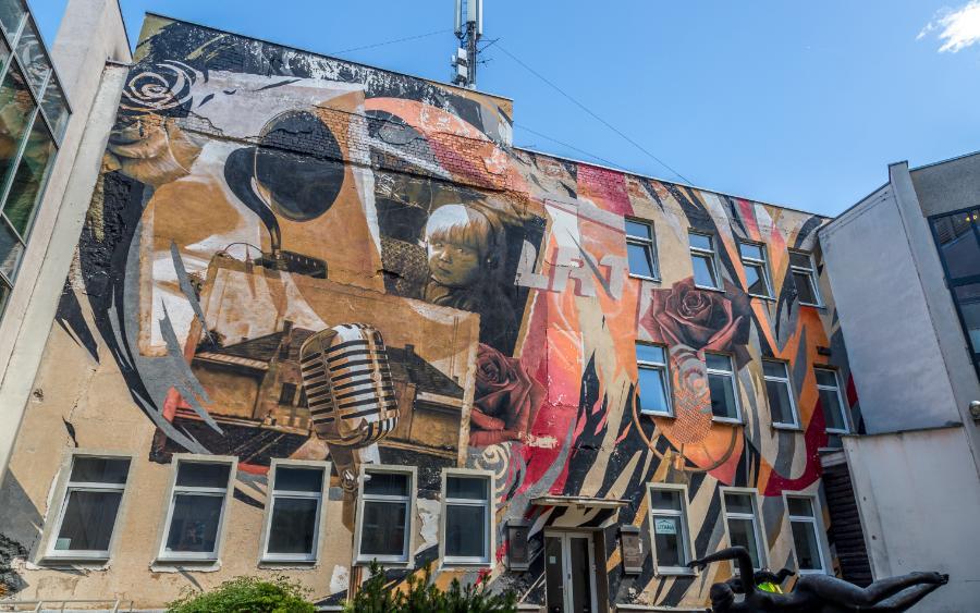 IMG_3862_Kaunas Lithuanian national radio mural - S. Daukanto g. 28A.jpg