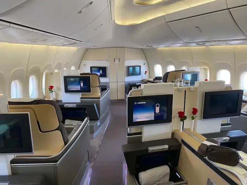 Lufthansa-First-Class-747-8-9.thumb.webp.6666da32e7897b4fe77e9f7754289ecb.webp
