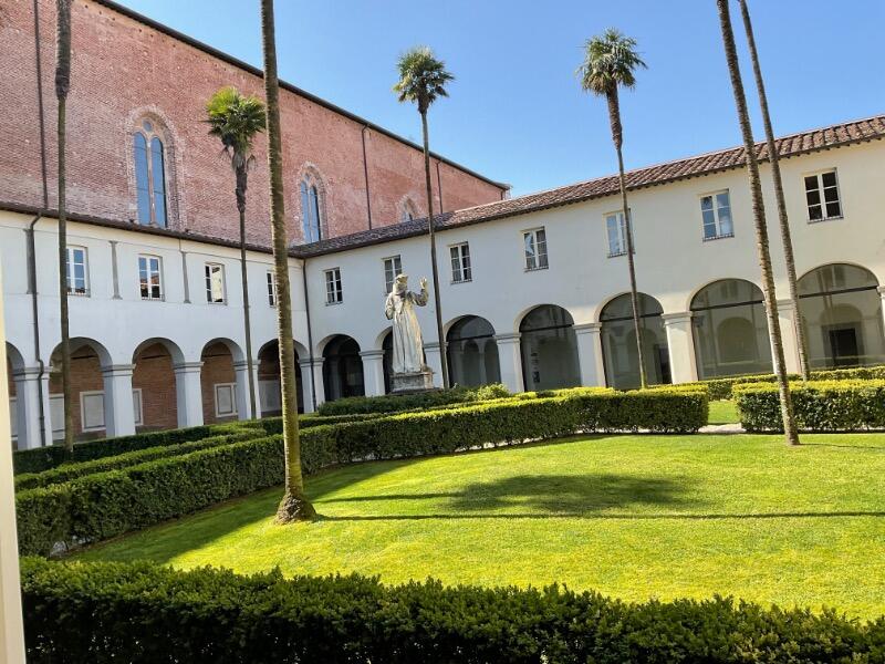 Lucca_dvor_IMG_0141.jpg.663e21010636a15f8a79666a79bb45c8.jpg