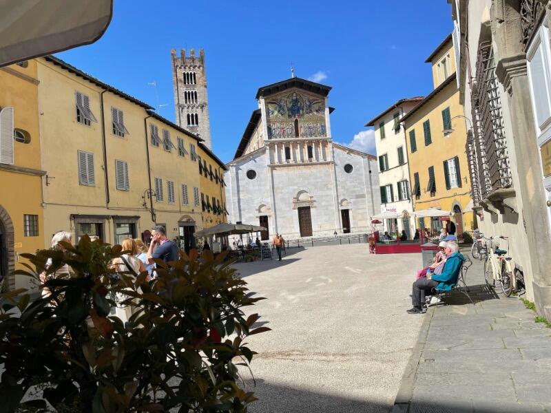 Lucca_piazza_IMG_4951.jpg.5c3d64e0d8ce354e07ec25e02ac349c5.jpg